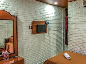 Televisyen dan/atau pusat hiburan di Arys Garden Hotel Yogyakarta