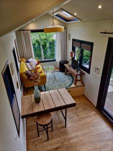 a living room with a table and a couch at Jelsum aan de Ee in Jelsum