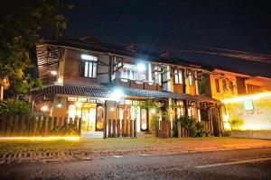 Bangunan di mana terletaknya rumah tamu ini