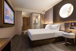 Xi 'an North Railway Station Municipal Government Orange Crystal Hotel客房内的一张或多张床位