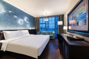 Xi 'an North Railway Station Municipal Government Orange Crystal Hotel客房内的一张或多张床位