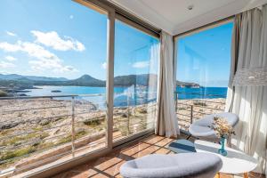 une chambre avec vue sur l'océan dans l'établissement Cala Agulla 1, à Cala Ratjada