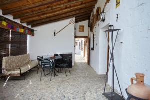 ein Wohnzimmer mit einem Tisch und Stühlen in einem Zimmer in der Unterkunft Cortijo Rural Majolero 1 in Castillo de Locubín