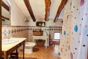 ein Bad mit einer Felswand in der Unterkunft Cortijo Rural Majolero 1 in Castillo de Locubín + 29 Fotos