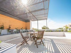 Μπαλκόνι ή βεράντα στο Welcome to Lumen Villa the first of the Adelos Trilogy