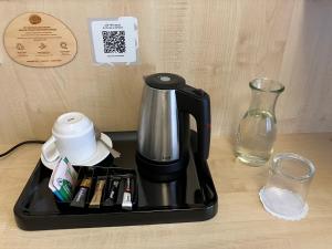 Badenia Hotel Praha的咖啡和沏茶工具