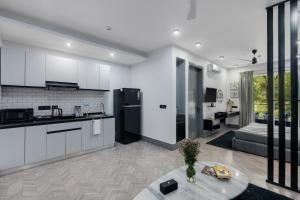Kuchyň nebo kuchyňský kout v ubytování BedChambers Luxurious Serviced Apartment in Gurgaon