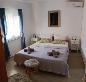 Un dormitorio con una cama grande y una ventana en Sunny Family Apartment, en Gornji Karin