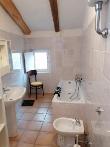 a bathroom with a bath tub and a sink at Casa Gallina in Introdacqua