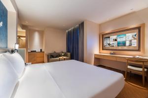 Xi 'an North Railway Station Municipal Government Orange Crystal Hotel客房内的一张或多张床位
