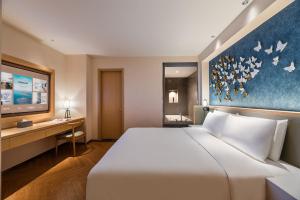 Xi 'an North Railway Station Municipal Government Orange Crystal Hotel客房内的一张或多张床位