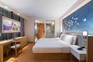 Xi 'an North Railway Station Municipal Government Orange Crystal Hotel客房内的一张或多张床位