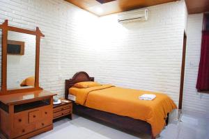 Katil atau katil-katil dalam bilik di Arys Garden Hotel Yogyakarta
