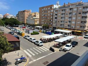 eine Aussicht auf einen Parkplatz mit geparkten Autos in der Unterkunft Amplio apartamento cerca al mar in Puerto de Sagunto