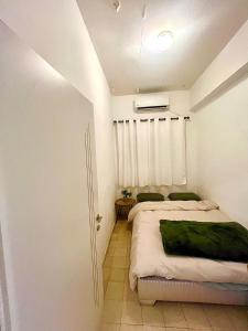 a small room with a bed and a heater at כפר בלב העיר ליד הים המיקום המושלם בתל אביב in Tel Aviv