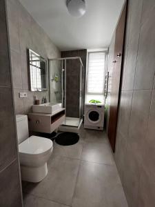 une salle de bain avec toilettes, lavabo et douche dans l'établissement Nyvky Like Home - Good for family 63, à Kiev