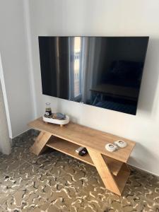 einen TV auf einem Holztisch in der Unterkunft Amplio apartamento cerca al mar in Puerto de Sagunto