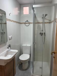 ein Badezimmer mit Dusche, Toilette und Waschbecken in der Unterkunft Amplio apartamento cerca al mar in Puerto de Sagunto