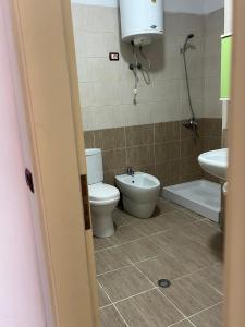 ein Badezimmer mit Toilette und Waschbecken in der Unterkunft Bloom Haven in Kashari + 2 Fotos