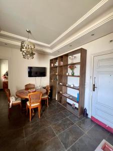 TV a/nebo společenská místnost v ubytování Carthage les pins, Central apartment in la Marsa