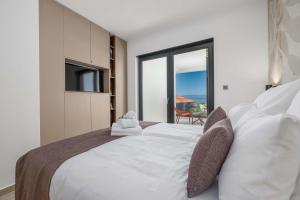 En eller flere senge i et værelse på Villa AMARIS with private heated pool + 41 billeder