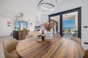 Et tv og/eller underholdning på Villa AMARIS with private heated pool