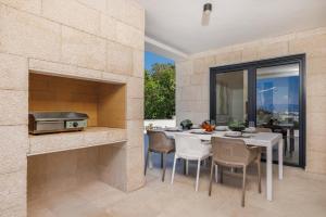 Køkken eller tekøkken på Villa AMARIS with private heated pool