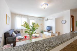 A television and/or entertainment centre at Casa vacanze Patrizia