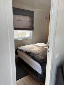 ein kleines Schlafzimmer mit einem Bett und einem Fenster in der Unterkunft Franz Josefs Tinyhäuser in Untergriesbach