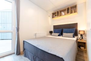 ein Schlafzimmer mit großem Bett und großem Fenster in der Unterkunft Franz Josefs Tinyhäuser in Untergriesbach