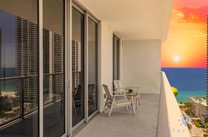 ein Apartmentbalkon mit Blick auf das Meer in der Unterkunft Luxury 3 Br - Corner Balcony - Panoramic View - Pools in Hollywood