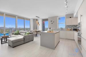 eine Küche und ein Wohnzimmer mit Blick auf die Stadt in der Unterkunft Luxury 3 Br - Corner Balcony - Panoramic View - Pools in Hollywood