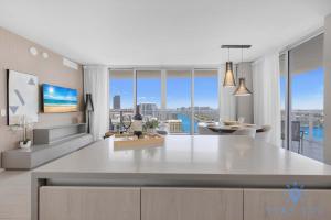 eine Küche und ein Wohnzimmer mit Blick auf die Stadt in der Unterkunft Luxury 3 Br - Corner Balcony - Panoramic View - Pools in Hollywood