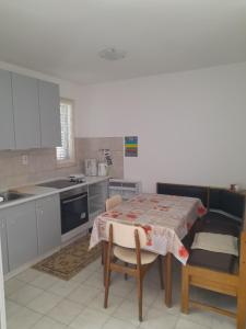 Kuchyň nebo kuchyňský kout v ubytování Apartments and Studios Vinko Matić