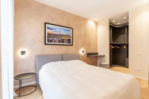 een slaapkamer met een groot wit bed in een kamer bij Emerald Living Merlata in Pero