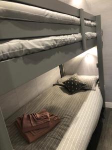 Кровать или кровати в номере The Boatyard Glamping Lodges-Fairline Lodge
