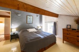 ein Schlafzimmer mit großem Bett und Holzdecke in der Unterkunft Le Sivelou - Gîte 9 personnes in Saint-Félix-de-Pallières + 11 Fotos