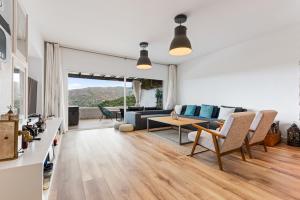 una sala de estar con un sofá y una mesa en Casa Istan, en Istán