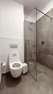 Ένα μπάνιο στο Apartment Bllok A +13 φωτογραφίες