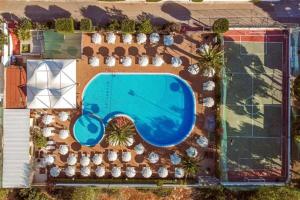 an overhead view of a swimming pool in a resort at Residence Camping Atlantide in Faccia di Trippa