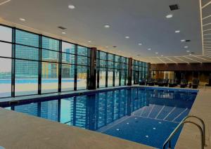 una grande piscina in un edificio con finestre di Euphoria Hotel Batumi a Batumi