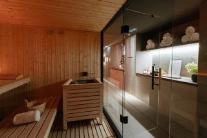 eine Sauna mit Waschbecken und Glasdusche in der Unterkunft Boscolo Nice Hotel & Spa in Nizza