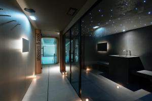 ein Badezimmer mit Waschbecken und Spiegel in der Unterkunft Boscolo Nice Hotel & Spa in Nizza