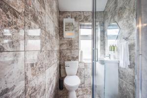 Ένα μπάνιο στο Stunning 2 Bed House with Parking in Dagenham +16 φωτογραφίες