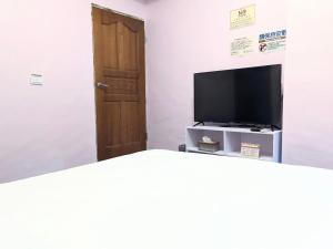 A television and/or entertainment centre at A-Lang Homestay