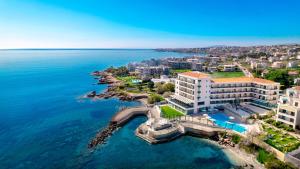 una vista aérea de una ciudad y el océano en Ramada by Wyndham , Athens Club Attica Riviera, en Mati