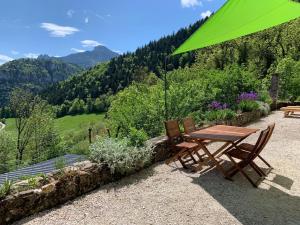 Zdjęcie z galerii obiektu Maison de charme sur le plateau du Vercors au calme dans un véritable écrin de verdure w mieście Engins