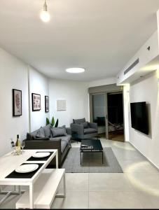 Televisyen dan/atau pusat hiburan di Sunset suite - step from the beach