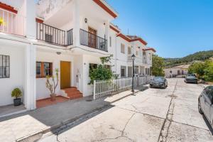 ein Haus mit einem Auto auf der Straße geparkt in der Unterkunft La Era de Alcántara in Cónchar