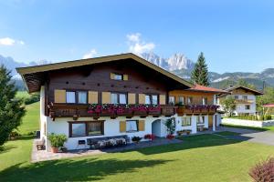ゴイング・アム・ヴィルデン・カイザーにあるLandhaus Victoriaの芝生のある山の家